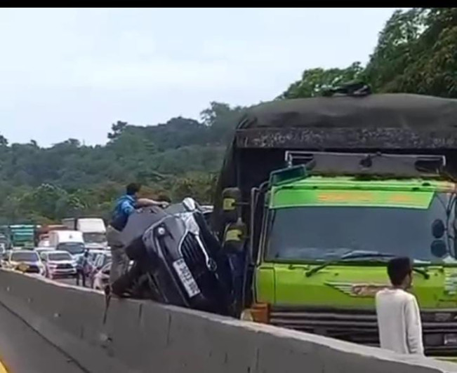 Video Kecelakaan Mengerikan di KM 80 Tol Cipularang Arah Bandung, Mobil Avanza Terhimpit Truk Besar